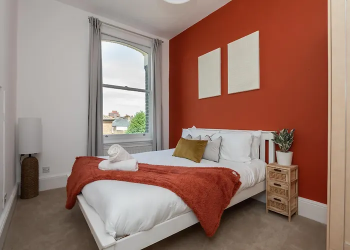 3 Bed, 2 Bath With Terrace & Local Entertainment