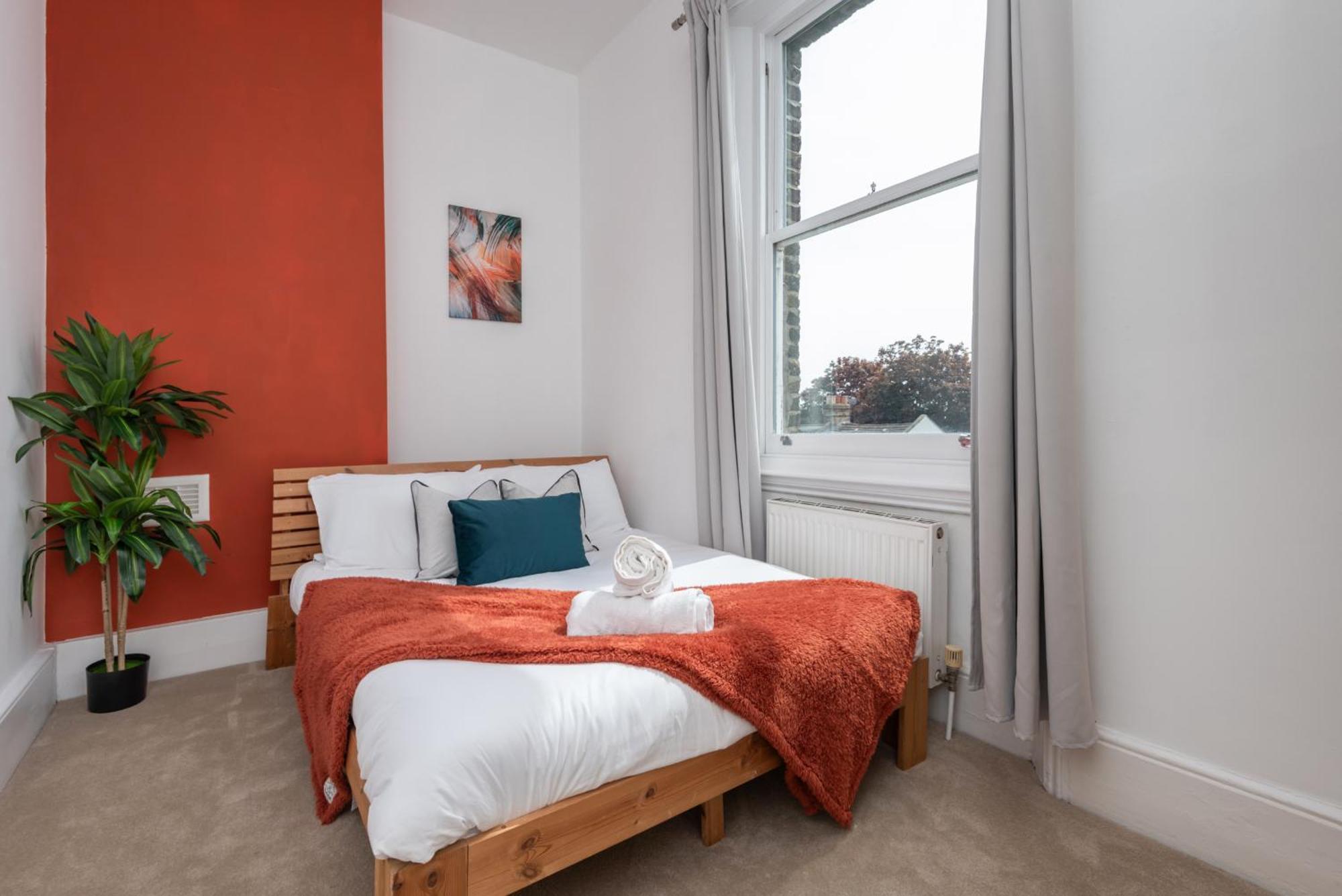 3 Bed, 2 Bath With Terrace & Local Entertainment * London