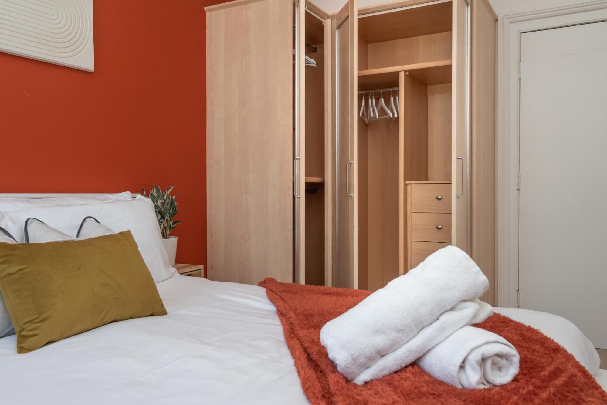 3 Bed, 2 Bath With Terrace & Local Entertainment Apartment London